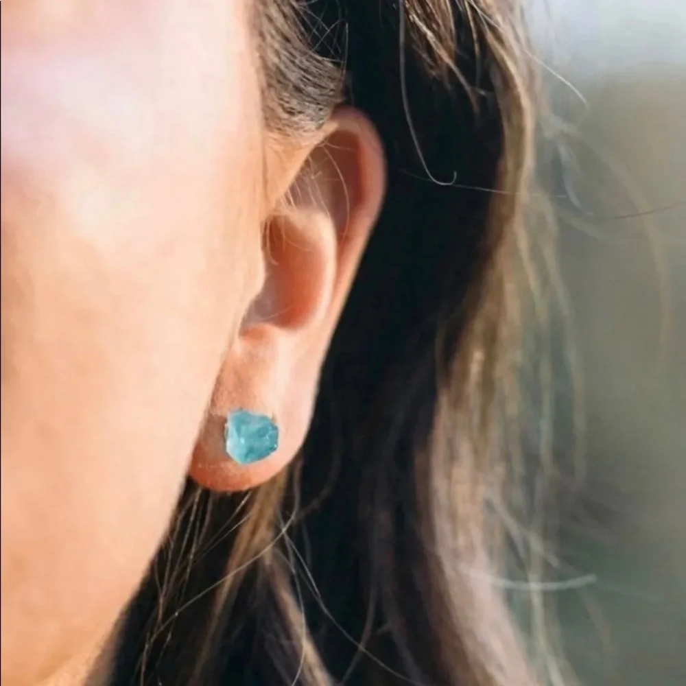 π New Raw Aquamarine Crystal Stud Gemstone Earrings - Picture 4 of 8